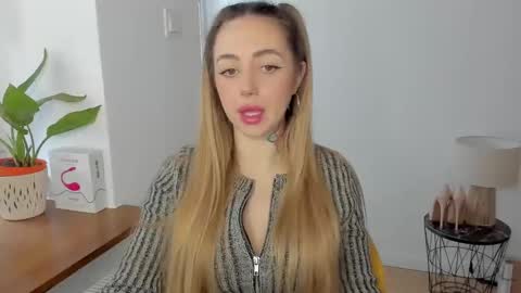 Snapshot of sexy_coralie chatting on January 24, 7:41 am C o r a l i e online show from January 24, 7:41 am