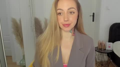 Snapshot of sexy_coralie chatting on February 2, 2:34 pm C o r a l i e online show from February 2, 2:34 pm