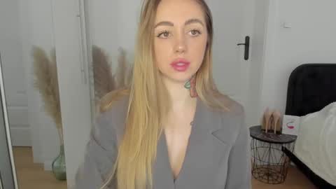 Snapshot of sexy_coralie chatting on February 4, 2:21 pm C o r a l i e online show from February 4, 2:21 pm