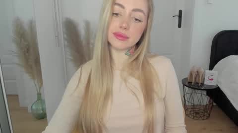 Snapshot of sexy_coralie chatting on February 13, 8:59 am C o r a l i e online show from February 13, 8:59 am