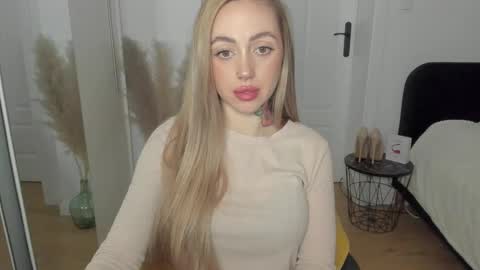 Snapshot of sexy_coralie chatting on February 19, 7:38 pm C o r a l i e online show from February 19, 7:38 pm