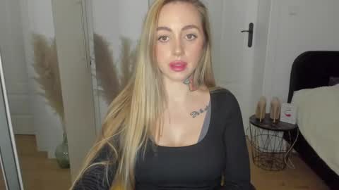 Snapshot of sexy_coralie chatting on March 10, 6:23 pm C o r a l i e online show from March 10, 6:23 pm
