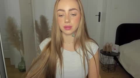 C o r a l i e online show from February 5, 3:38 pm