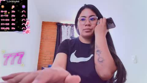 laura  online show from February 3, 4:23 pm