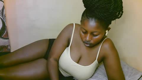 Snapshot of sexy_latasha chatting on October 16, 6:03 am sexy_latasha online show from October 16, 6:03 am