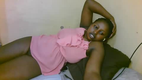 Snapshot of sexy_latasha chatting on October 19, 7:47 pm sexy_latasha online show from October 19, 7:47 pm