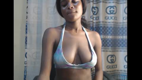 Snapshot of sexy_mariax chatting on December 14, 12:44 am Debby online show from December 14, 12:44 am