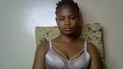 Snapshot of sexy_molyne chatting on April 29, 12:05 am Molyne online show from April 29, 12:05 am