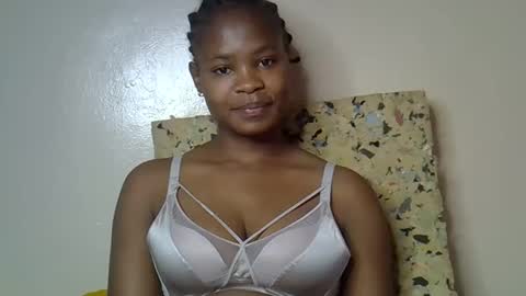 Snapshot of sexy_molyne chatting on May 13, 5:05 am Molyne online show from May 13, 5:05 am