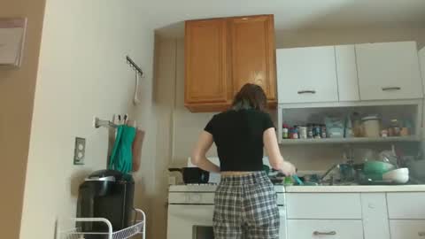 Snapshot of sexy_shroom333 chatting on January 22, 6:10 pm Shroom Alex online show from January 22, 6:10 pm