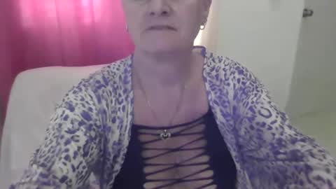 Snapshot of sexyalliekay chatting on January 4, 5:26 pm Sexy GILF Allie Kay online show from January 4, 5:26 pm