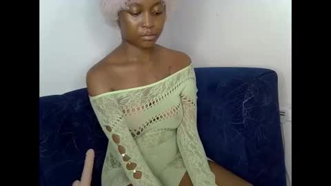 sexyasspetitte_ online show from June 8, 9:48 pm