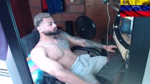 Snapshot of sexybody3224 chatting on January 5, 7:49 pm said online show from January 5, 7:49 pm