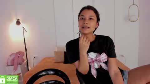 Snapshot of sexychanell_18 chatting on January 9, 6:47 pm chanell and yina online show from January 9, 6:47 pm