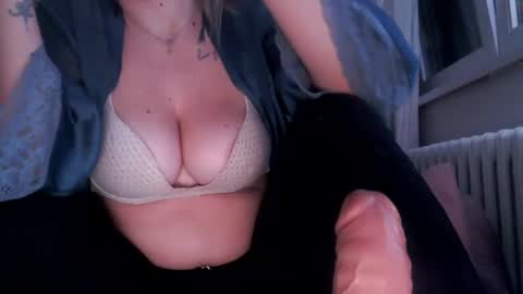 Snapshot of sexyella25 chatting on January 29, 8:35 pm .... ............ Onlyfans online show from January 29, 8:35 pm