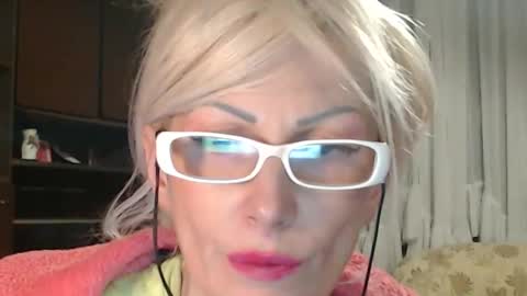 Snapshot of sexyeni chatting on June 8, 1:28 am ENI pvt moan your name WHEN I M NOT online you tell me in SNAPCHAT deal yes add me... FREE TWITTER magiconline101...... online show from June 8, 1:28 am