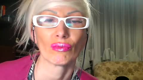 Snapshot of sexyeni chatting on June 19, 12:26 am ENI pvt moan your name WHEN I M NOT online you tell me in SNAPCHAT deal yes add me... FREE TWITTER magiconline101...... online show from June 19, 12:26 am