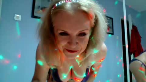 Snapshot of sexyjennyeu chatting on February 26, 8:44 pm Jenny online show from February 26, 8:44 pm