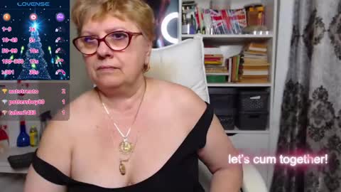 Snapshot of sexylynette4u chatting on December 16, 9:57 am sexylynette4u online show from December 16, 9:57 am