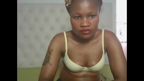 queenivy online show from December 15, 12:20 pm