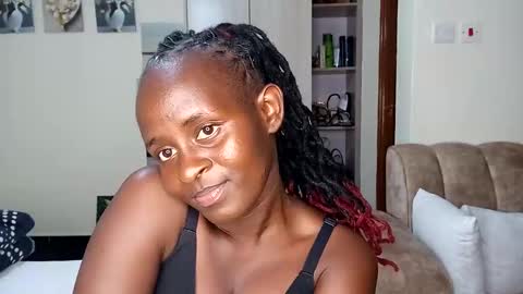 Snapshot of sexyreddebony chatting on January 17, 2:18 pm sexyreddebony online show from January 17, 2:18 pm