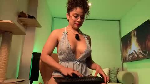 Snapshot of sexys_lave chatting on April 25, 9:45 am Ivanna and Esteban online show from April 25, 9:45 am