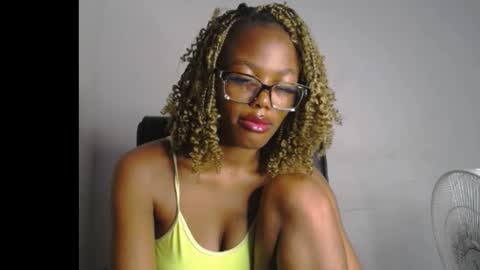 Snapshot of sexyslim_ebony chatting on February 18, 7:15 am Darkskinned Rae online show from February 18, 7:15 am