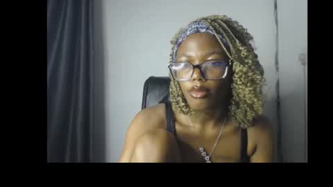 Snapshot of sexyslim_ebony chatting on February 24, 10:30 pm Darkskinned Rae online show from February 24, 10:30 pm