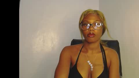 Snapshot of sexyslim_ebony chatting on March 1, 12:23 am Darkskinned Rae online show from March 1, 12:23 am