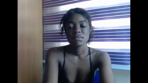 Snapshot of sexyxbunnyxx chatting on December 6, 7:10 am Blue online show from December 6, 7:10 am