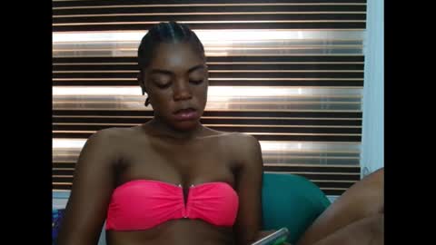 Snapshot of sexyxbunnyxx chatting on October 20, 12:38 pm Blue online show from October 20, 12:38 pm