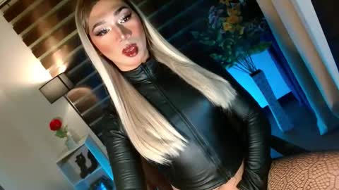 Snapshot of shane_hugexx chatting on October 13, 7:30 am MISS SHANE online show from October 13, 7:30 am