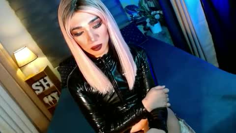 Snapshot of shane_hugexx chatting on November 25, 6:52 pm MISS SHANE online show from November 25, 6:52 pm