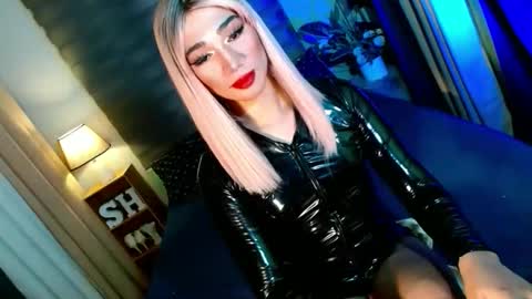 Snapshot of shane_hugexx chatting on November 27, 5:59 pm MISS SHANE online show from November 27, 5:59 pm