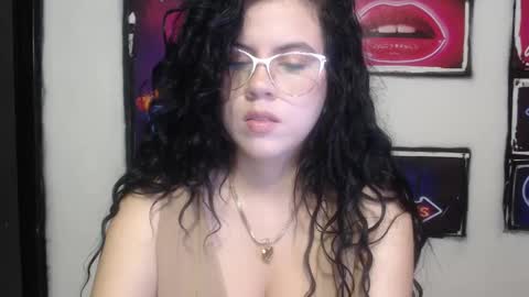 Snapshot of shanellmoore chatting on December 17, 11:28 am Shanell Moore online show from December 17, 11:28 am