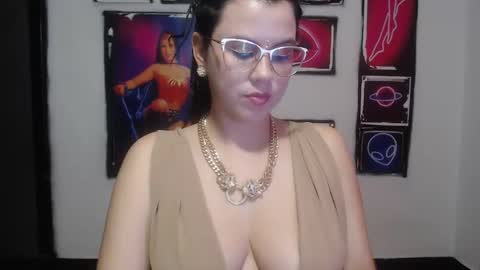 Snapshot of shanellmoore chatting on December 21, 6:44 pm Shanell Moore online show from December 21, 6:44 pm