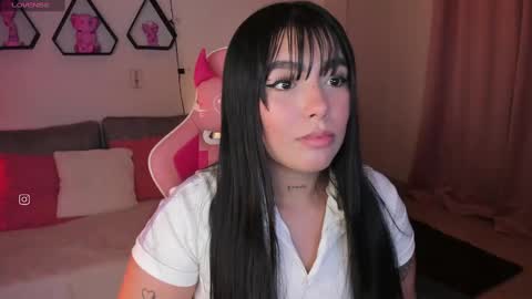 Snapshot of shantall_vidales chatting on March 8, 5:59 am online show from March 8, 5:59 am
