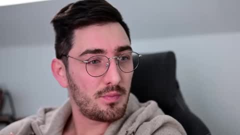 Snapshot of shape80 chatting on December 4, 4:16 pm frenchy boy online show from December 4, 4:16 pm