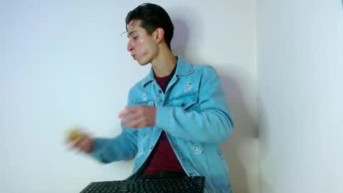 Snapshot of shaquiel_castoro chatting on September 29, 12:10 pm shaquiel online show from September 29, 12:10 pm