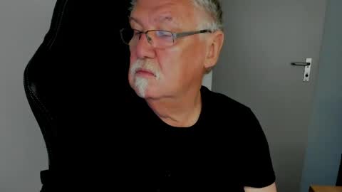 sharlots_pet online show from May 4, 8:32 am