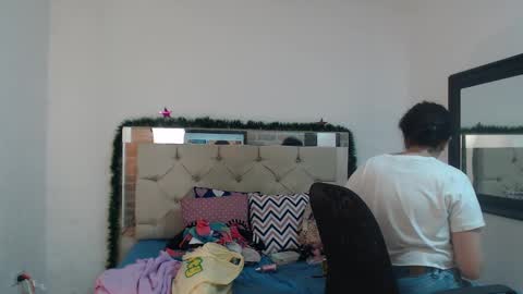 Snapshot of sharlotte__jones chatting on December 9, 3:11 pm Sara online show from December 9, 3:11 pm