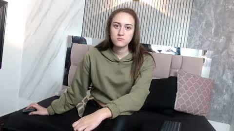 Snapshot of sharlotte__jones chatting on February 2, 2:05 pm Sara online show from February 2, 2:05 pm