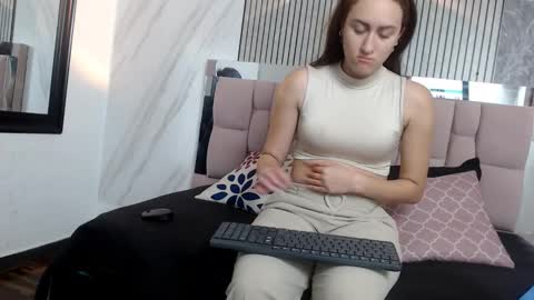 Snapshot of sharlotte__jones chatting on February 3, 12:10 pm Sara online show from February 3, 12:10 pm