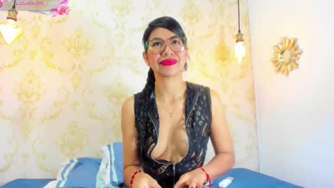 Snapshot of sharon_leather chatting on October 17, 11:57 am sharon_leather online show from October 17, 11:57 am