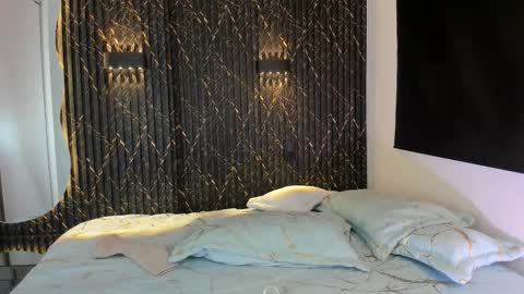 SHARON TAYLOR online show from November 5, 8:31 pm