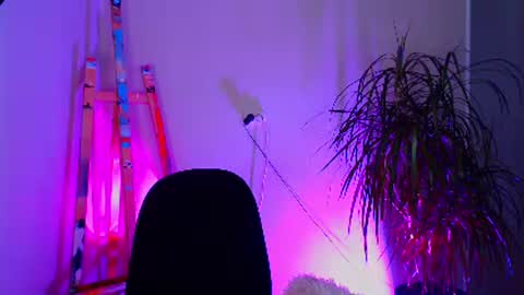 sheeeeesh_gurl online show from December 19, 6:23 am
