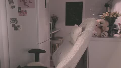 Snapshot of sheeny_shy chatting on December 10, 2:48 am Chiara online show from December 10, 2:48 am