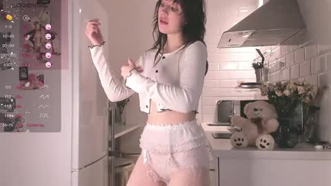 Snapshot of sheeny_shy chatting on December 13, 12:20 am Chiara online show from December 13, 12:20 am