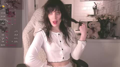 Snapshot of sheeny_shy chatting on December 13, 3:27 am Chiara online show from December 13, 3:27 am