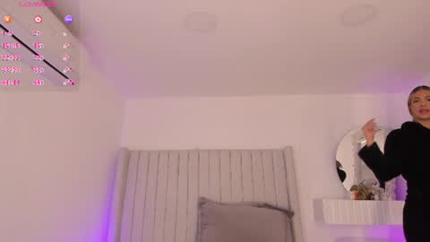 Snapshot of shelynna_azzul chatting on July 13, 12:19 pm shelynna_azzul online show from July 13, 12:19 pm